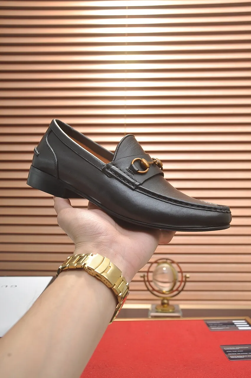 Men's shoes💰500💶Italy's top luxury men's shoe giant (GUCCI) (Gucci) (full cowhide lining) new arrival🍃Original European style🔰 Pleasant to the eye😍In order to make the shoes more durable and non-deformable🌀The production continues to follow traditional methods but there is still no lack of innovation💪Choose original sheepskin for the leather♻️ Smooth and natural And extra bright ⭐Made of imported cowhide, the first choice of rich people 38-45 (45 customized)